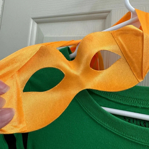 Teenage Mutant Ninja Turtles Michelangelo “Mikey” T-shirt with cape and mask - Picture 5 of 10